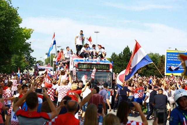 Á quân World Cup 2018 Croatia trở về giữa biển người và khói pháo - Ảnh 10.