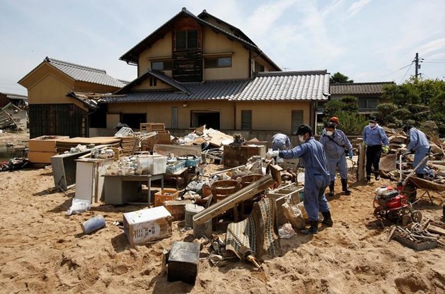 Hình ảnh mới về thiệt hại nặng nề do lũ lụt gây ra ở Nhật Bản - Ảnh 10.