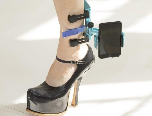 Xu hướng mới nhất trong làng thời trang cao cấp: Vòng đeo chân có thể giữ điện thoại của bạn! - Ảnh 3.