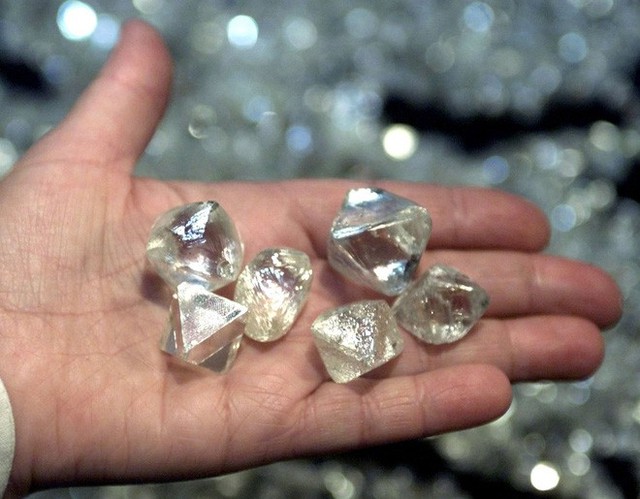  Có thể 1 triệu tỷ tấn kim cương đang ẩn dưới bề mặt Trái Đất: Giới khoa học bất ngờ! - Ảnh 2.
