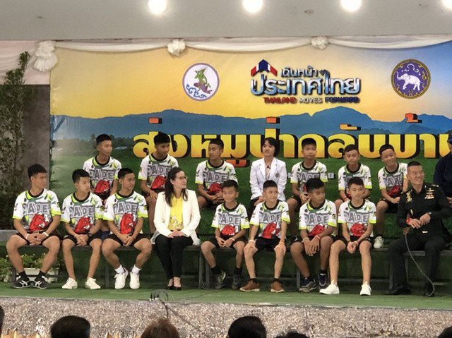 Đội bóng Thái Lan họp báo chính thức, trả lời câu hỏi tại sao lại vào hang Tham Luang - Ảnh 1.