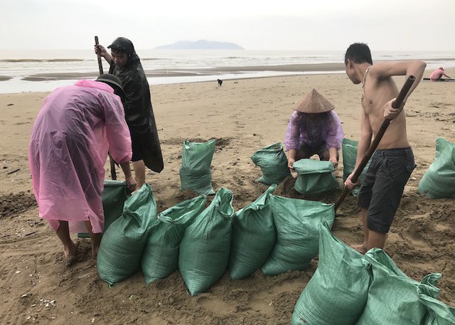 Bất chấp bão Sơn Tinh đang tiến vào, du khách vẫn xuống biển Cửa Lò tắm trong mưa - Ảnh 3.