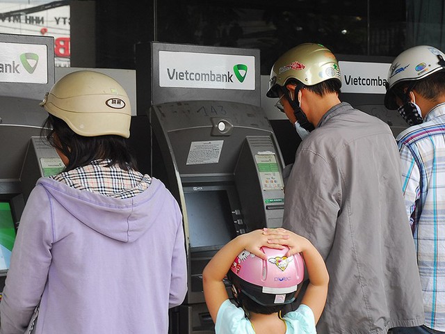 Mất tiền từ thẻ ATM trong đêm, chặn bằng cách nào? - Ảnh 1.