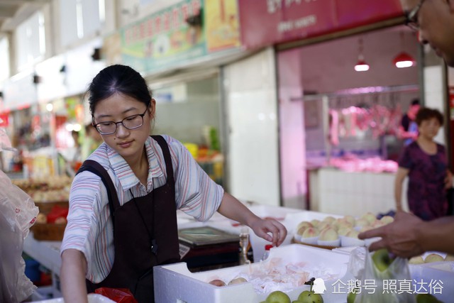 Vừa ôn thi đại học vừa bán trái cây ở chợ, nữ sinh lớp 12 kiếm hơn 100 triệu mỗi tháng - Ảnh 2.