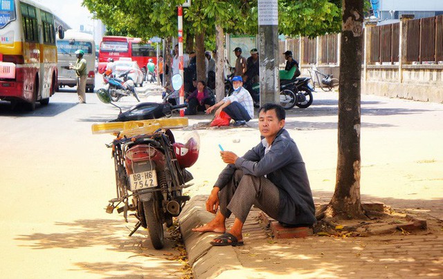 Hà Nội: Người dân trải bạt ngủ trưa dưới gầm cầu để tránh nắng - Ảnh 3.