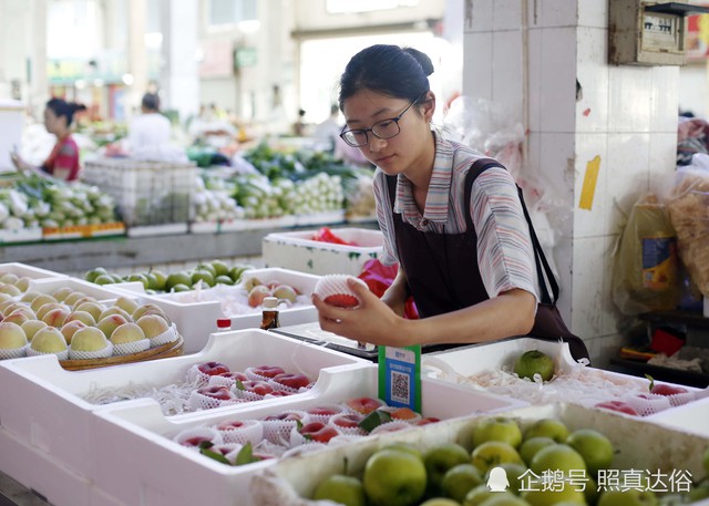 Vừa ôn thi đại học vừa bán trái cây ở chợ, nữ sinh lớp 12 kiếm hơn 100 triệu mỗi tháng - Ảnh 3.