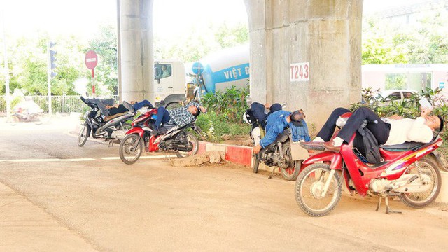 Hà Nội: Người dân trải bạt ngủ trưa dưới gầm cầu để tránh nắng - Ảnh 6.