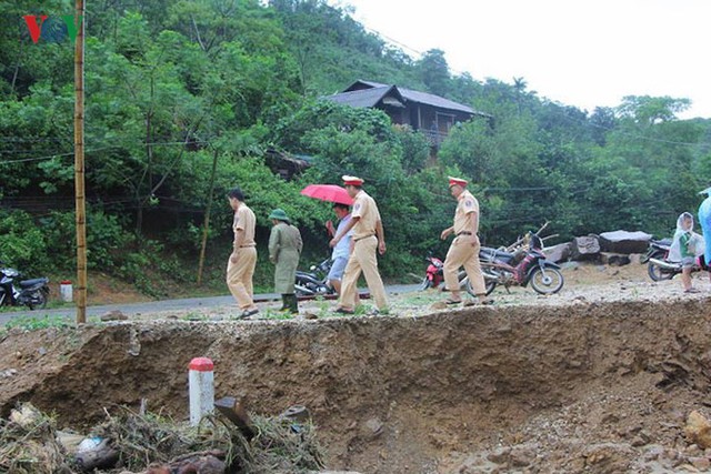 Ảnh: Bão số 3 gây mưa to, lũ lớn khiến bản làng tan hoang - Ảnh 9.