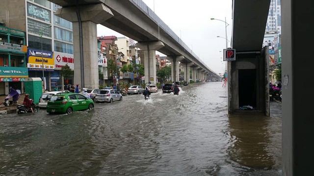 Hà Nội mưa lớn dai dẳng: Nhiều tuyến đường ngập sâu trong nước, các phương tiện chết máy hàng loạt - Ảnh 17.