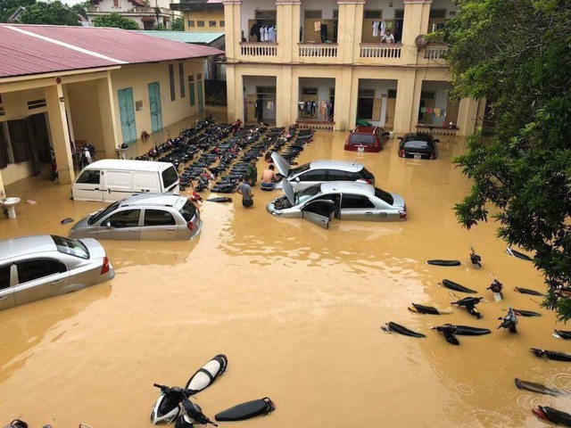 Hà Nội mưa lớn, xế hộp cũng bơi giữa những con phố nay đã biến thành sông - Ảnh 7.