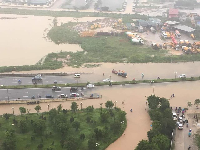 Hà Nội mưa lớn dai dẳng: Nhiều tuyến đường ngập sâu trong nước, các phương tiện chết máy hàng loạt - Ảnh 21.
