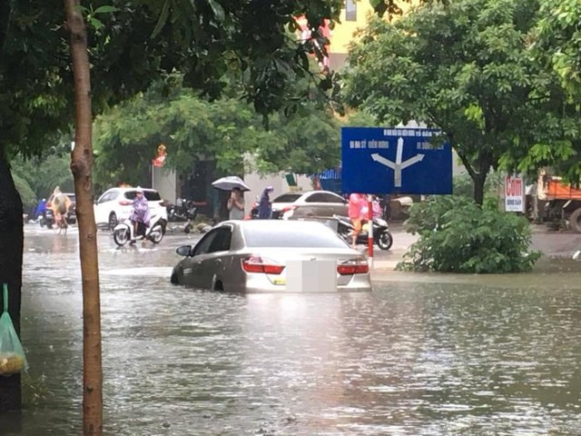 Hà Nội mưa lớn, xế hộp cũng bơi giữa những con phố nay đã biến thành sông - Ảnh 3.