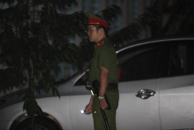  Cảnh sát bảo vệ nhiều tầng lớp trong đêm thứ 2 kiểm tra điểm thi bất thường ở Sơn La - Ảnh 2.