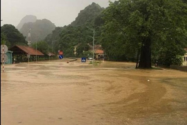 Video: Mưa lớn ở Quảng Ninh, quốc lộ 18 ngập sâu đến 1,5m - Ảnh 1.