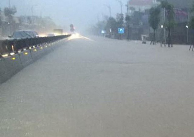 Video: Mưa lớn ở Quảng Ninh, quốc lộ 18 ngập sâu đến 1,5m - Ảnh 2.