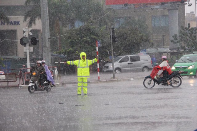 Chùm ảnh: Sau đêm mưa lớn, Hà Nội ngập bốn bề, xe cộ chết máy la liệt - Ảnh 15.