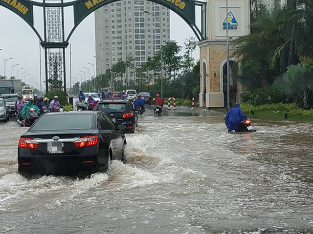 Chùm ảnh: Sau đêm mưa lớn, Hà Nội ngập bốn bề, xe cộ chết máy la liệt - Ảnh 6.