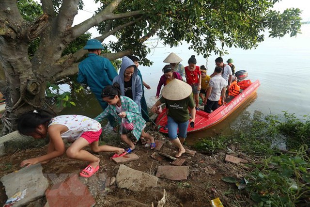 [Photo] Người dân nhiều xã ven sông Tích bì bõm trong nước - Ảnh 3.