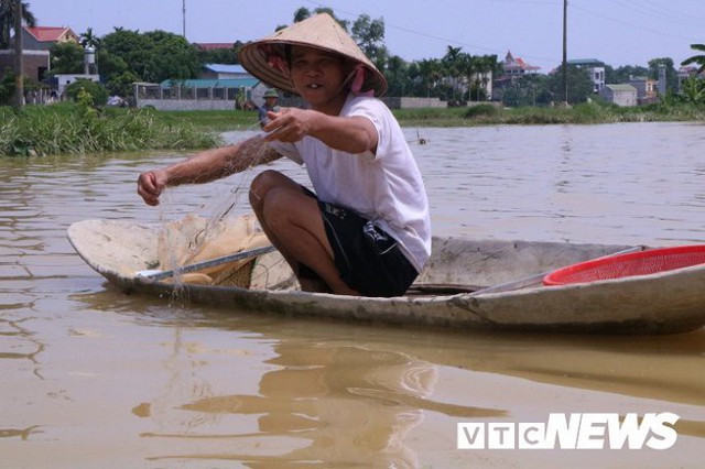 Ảnh: Nắng chang chang, dân Thủ đô vẫn chèo thuyền trong dòng nước ngập - Ảnh 13.