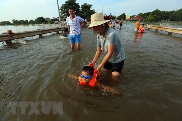 Tỉnh lộ ngập sâu, dân thôn ở Hà Nội nô nức đi bắt cá, cho trẻ ra bơi  - Ảnh 3.