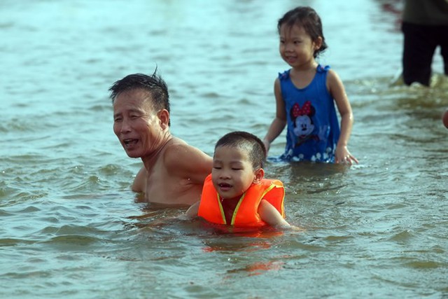 Tỉnh lộ ngập sâu, dân thôn ở Hà Nội nô nức đi bắt cá, cho trẻ ra bơi  - Ảnh 4.