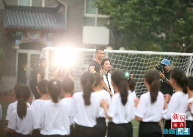 Sự thật bất ngờ vụ Ronaldo mắc bệnh ngôi sao, tức tối bỏ về giữa cuộc phỏng vấn tại Trung Quốc - Ảnh 5.