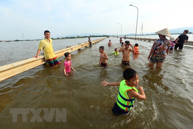 Tỉnh lộ ngập sâu, dân thôn ở Hà Nội nô nức đi bắt cá, cho trẻ ra bơi  - Ảnh 7.