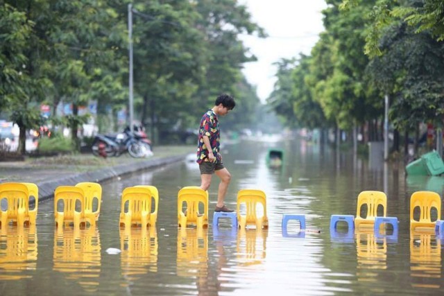 Những hình ảnh hiếm thấy trên đường phố sau trận ngập lụt kinh hoàng tại miền Bắc - Ảnh 8.