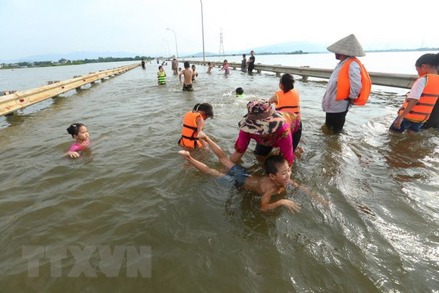 Tỉnh lộ ngập sâu, dân thôn ở Hà Nội nô nức đi bắt cá, cho trẻ ra bơi  - Ảnh 8.