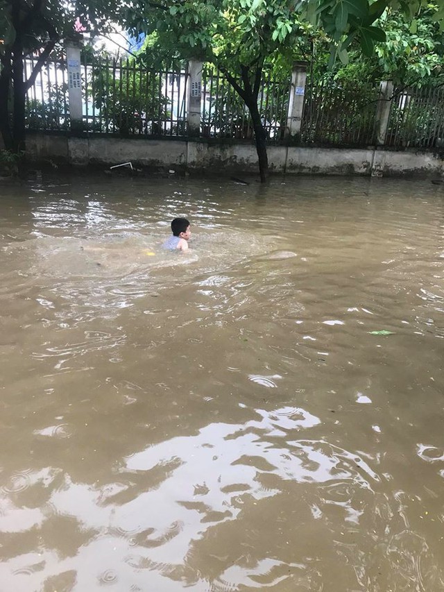 Những hình ảnh hiếm thấy trên đường phố sau trận ngập lụt kinh hoàng tại miền Bắc - Ảnh 9.