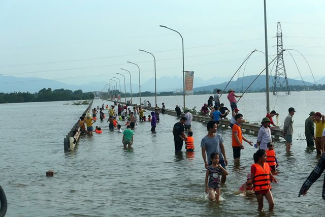 Tỉnh lộ ngập sâu, dân thôn ở Hà Nội nô nức đi bắt cá, cho trẻ ra bơi  - Ảnh 9.