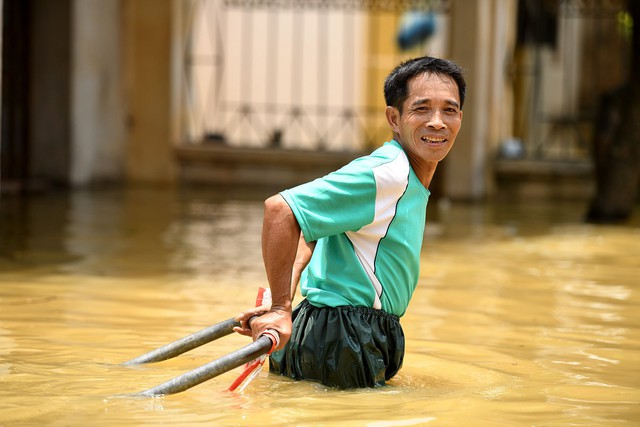 Sau 1 tuần mưa, người Hà Nội dùng thuyền tự chế, bơi trong dòng nước ngập ao bèo về nhà - Ảnh 17.
