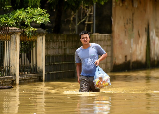 Sau 1 tuần mưa, người Hà Nội dùng thuyền tự chế, bơi trong dòng nước ngập ao bèo về nhà - Ảnh 19.