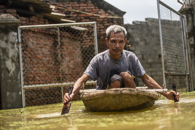 Sau 1 tuần mưa, người Hà Nội dùng thuyền tự chế, bơi trong dòng nước ngập ao bèo về nhà - Ảnh 21.