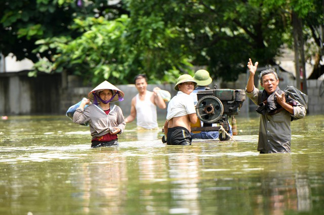 Sau 1 tuần mưa, người Hà Nội dùng thuyền tự chế, bơi trong dòng nước ngập ao bèo về nhà - Ảnh 23.