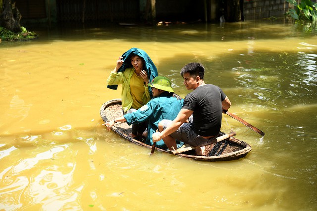 Sau 1 tuần mưa, người Hà Nội dùng thuyền tự chế, bơi trong dòng nước ngập ao bèo về nhà - Ảnh 5.