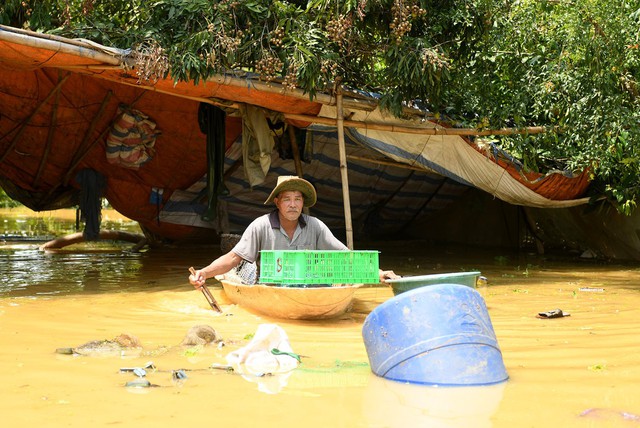 Sau 1 tuần mưa, người Hà Nội dùng thuyền tự chế, bơi trong dòng nước ngập ao bèo về nhà - Ảnh 33.
