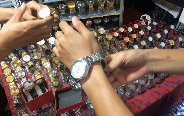 Lật tẩy chiêu trò gian thương bán đồng hồ giả, giá hàng hiệu - Ảnh 1.