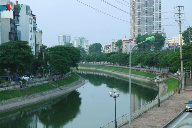 Sông Tô Lịch “hồi sinh” sau những ngày Hà Nội mưa lớn - Ảnh 13.