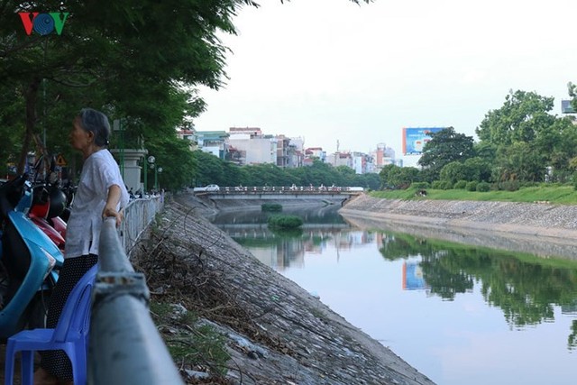 Sông Tô Lịch “hồi sinh” sau những ngày Hà Nội mưa lớn - Ảnh 6.