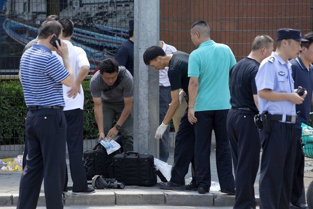 NÓNG: Đánh bom rung chuyển bên ngoài đại sứ quán Mỹ tại Bắc Kinh, nghi phạm đến từ Nội Mông - Ảnh 2.