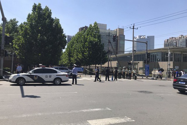 NÓNG: Đánh bom rung chuyển bên ngoài đại sứ quán Mỹ tại Bắc Kinh, nghi phạm đến từ Nội Mông - Ảnh 4.