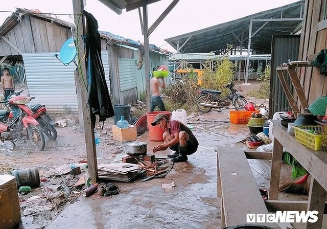 Ảnh: Người Việt thẫn thờ dọn dẹp đổ nát sau vụ vỡ đập thủy điện ở Lào - Ảnh 4.