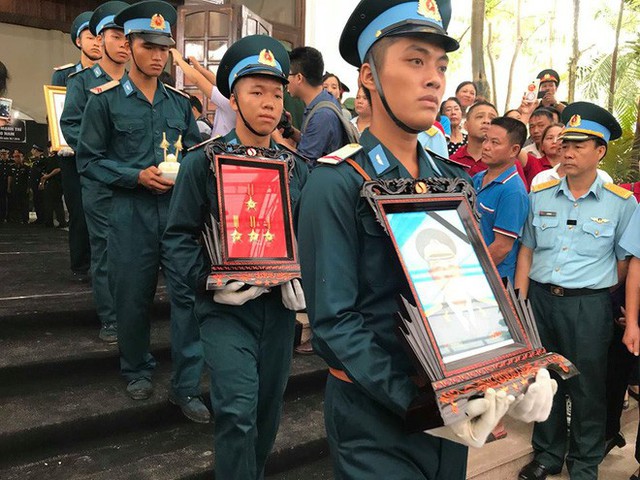 [CẬP NHẬT] Người thân, đồng đội đưa tiễn 2 phi công chiến đấu cơ Su-22 gặp nạn trên núi Làng Dừa - Ảnh 13.