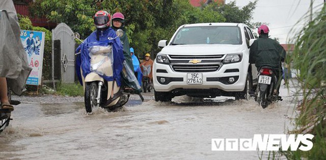 Ảnh: Sau mưa lớn, hố trâu, ổ voi hoá ao nước trên đường Hải Phòng - Ảnh 3.