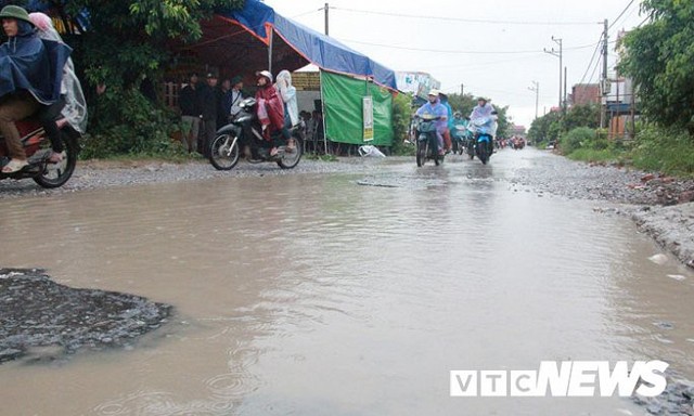 Ảnh: Sau mưa lớn, hố trâu, ổ voi hoá ao nước trên đường Hải Phòng - Ảnh 4.