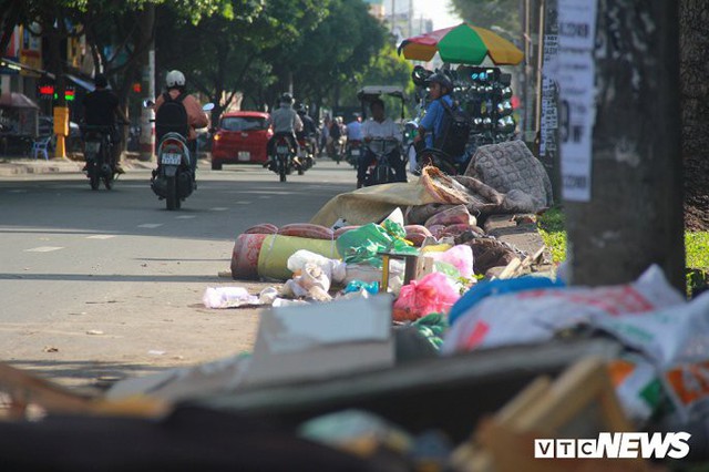 Rác thải ngập ngụa, bốc mùi hôi thối ở con đường đẹp nhất quận 10 TP.HCM - Ảnh 1.