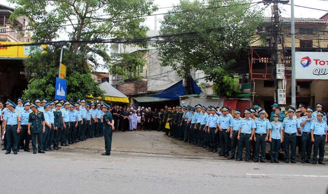  Hàng nghìn người thân, đồng đội đón linh cữu phi công Su-22 tại nhà riêng - Ảnh 1.