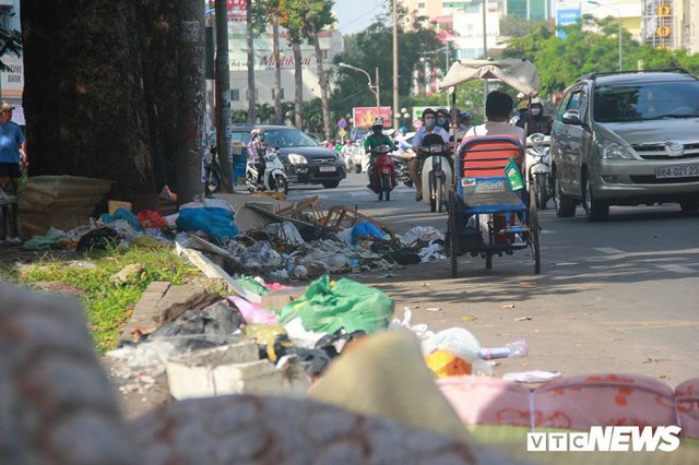 Rác thải ngập ngụa, bốc mùi hôi thối ở con đường đẹp nhất quận 10 TP.HCM - Ảnh 4.