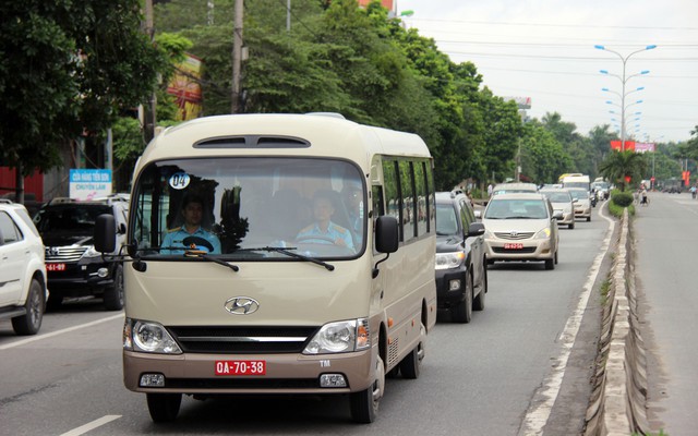  Hàng nghìn người thân, đồng đội đón linh cữu phi công Su-22 tại nhà riêng - Ảnh 5.